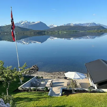 Seaside Villa With View Of The Sunnmore *